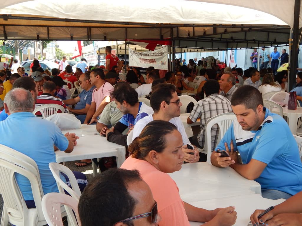 Servidores em Natal acampam por tempo indeterminado em frente à Prefeitura