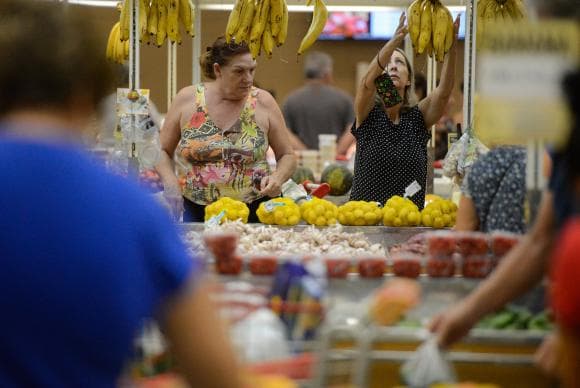 ALÍVIO: Inflação para famílias com renda até 2,5 salários mínimos é de 4,11% em 12 meses