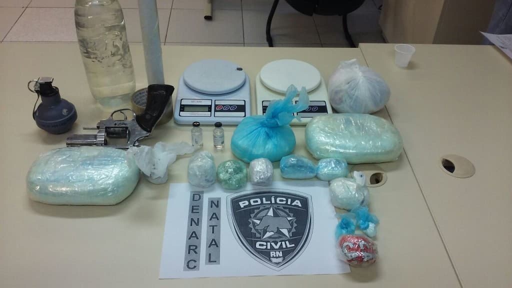 Denarc prende dupla com arma, explosivo e drogas