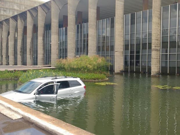 FOTOS: Carro cai em espelho d'água do Palácio do Itamaraty em Brasília