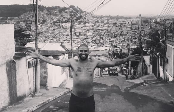 A depressão e o alcoolismo fizeram a opção por Adriano. Trocou a fortuna e três Copas do Mundo para viver na favela