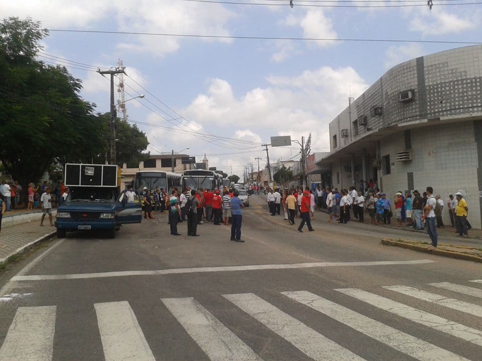 FOTOS: Rodoviários realizam paralisação no centro de Natal