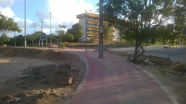 UFRN - (FOTO): dois postes no caminho da ciclovia