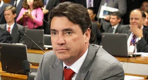 Passar ou receber cola em concursos públicos pode virar crime