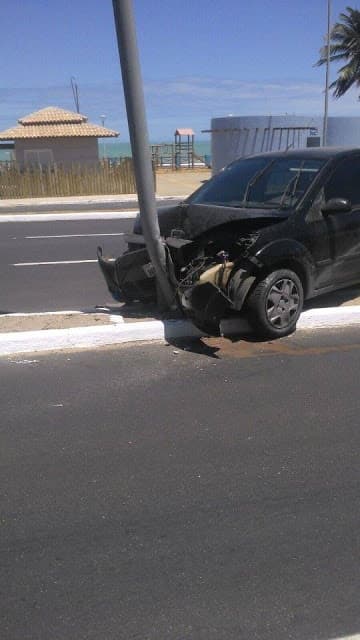 FOTO: Carro colide em poste na Avenida Presidente Café Filho, no sentido Ponte Newton Navarro