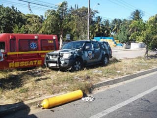 FOTOS: Reboque do Corpo de Bombeiros puxado por viatura da Força Nacional se solta e causa grave acidente na BR-101