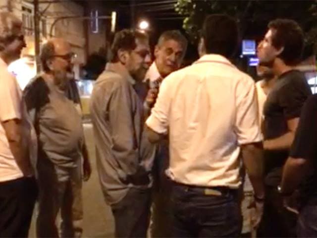 VÍDEO: Chico Buarque bate boca defendendo o PT no meio da rua, no Leblon
