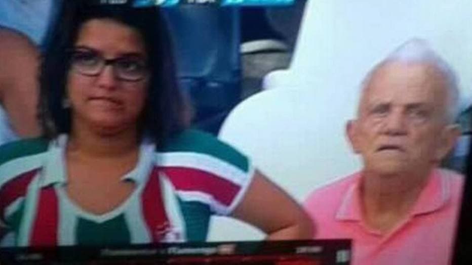 FOTO - Vovô levado! Pela TV, família descobre que idoso foi sozinho ao Fla-Flu