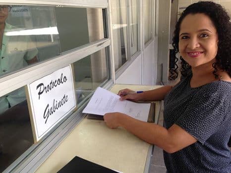 FOTO: Amanda Gurgel protocola requerimento na Secretaria de Educação e voltará às salas de aula em 2017