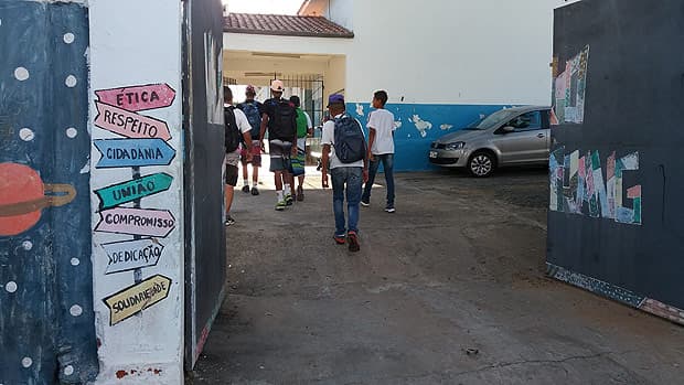 Merenda com estrogonofe, arroz e feijão é trocada por bolacha e suco