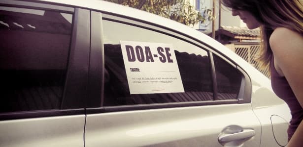 FOTO(SENSACIONAL): Para incentivar doação de sangue, campanha põe placa de "doa-se" em carros