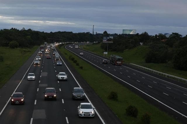Sancionada lei que obriga farol baixo durante o dia em rodovias