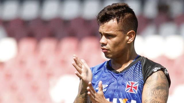 Jogador do Vasco registra ocorrência em delegacia por causa de vazamento de vídeo íntimo com ex-namorada