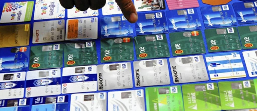 Mercado ilegal de crédito é alimentado pela venda on-line de cartões