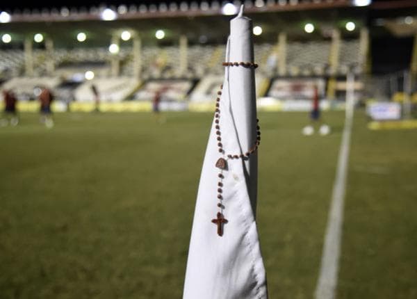 VASCO E AMÉRICA: Terço foi colocado na bandeirinha em São Januário