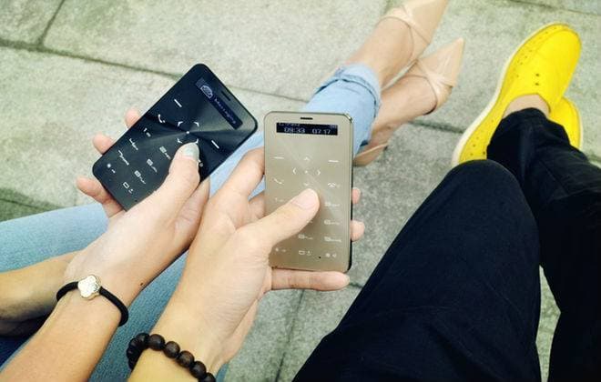Celular tem o tamanho de um cartão de crédito e bateria que dura 3 meses
