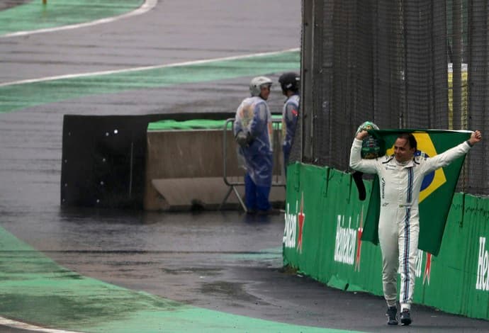 FOTOS: Massa abandona seu último GP do Brasil, vai às lágrimas e é ovacionado
