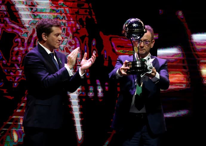 Chapecoense recebe taça da Copa Sul-Americana, e brasileiros conhecem adversários na Libertadores
