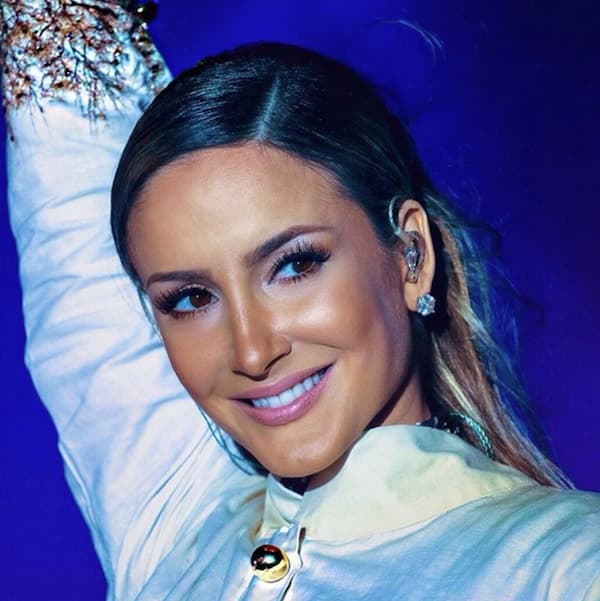 Claudia Leitte responde crítica de internauta com meme ‘diferentona'