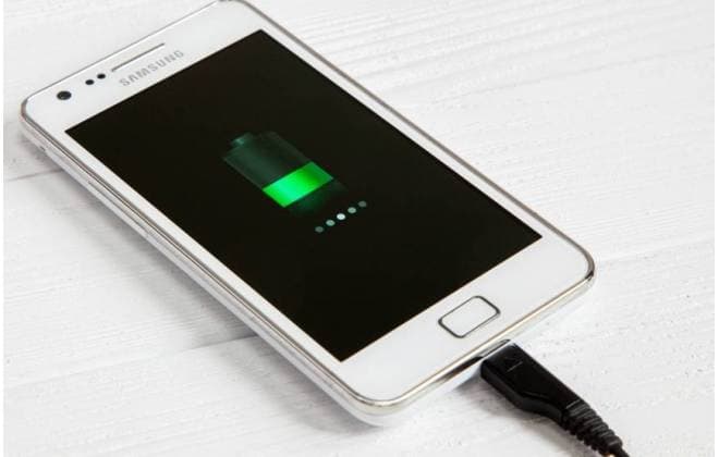 Homem morre eletrocutado ao desplugar celular do computador