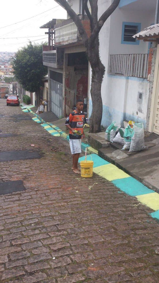 FOTO: Agora na seleção brasileira, Gabriel Jesus torcia em 2014 pintando a rua