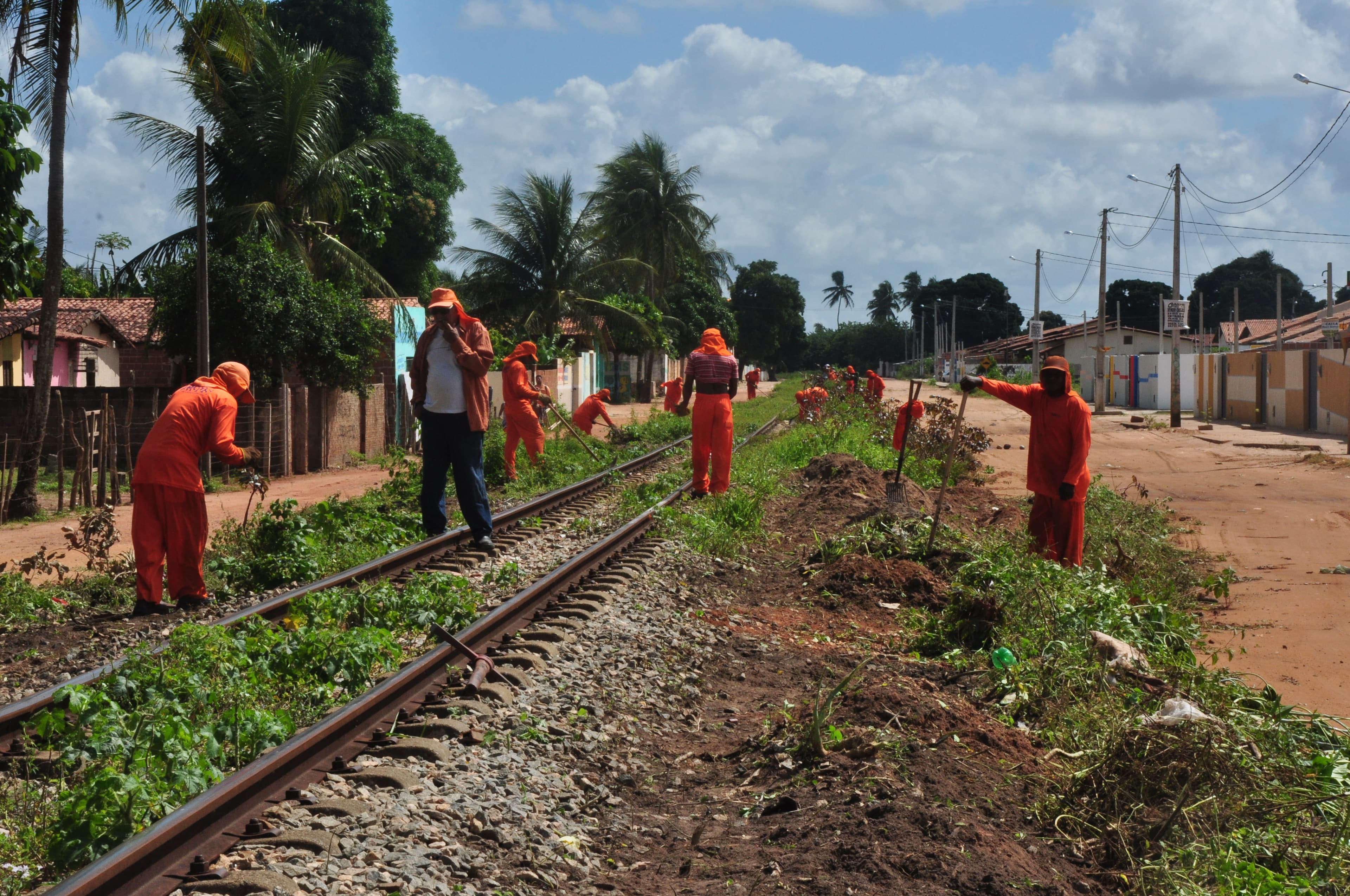 FOTOS: Prefeitura de Extremoz e CBTU fazem limpeza e manutenção de linhas férreas