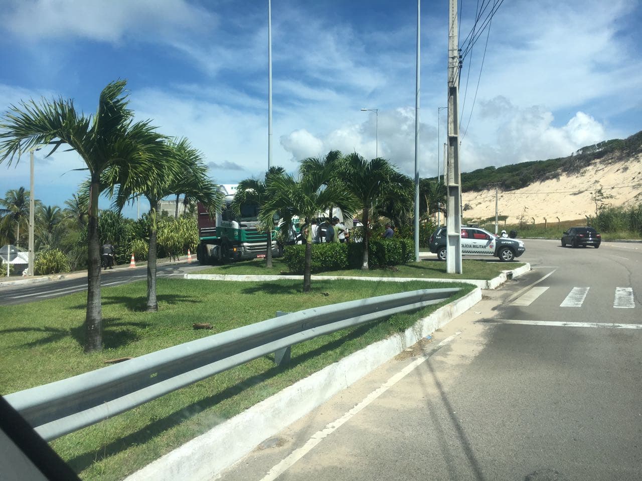 FOTOS: Colisão entre carro de passeio e carreta na Via Costeira