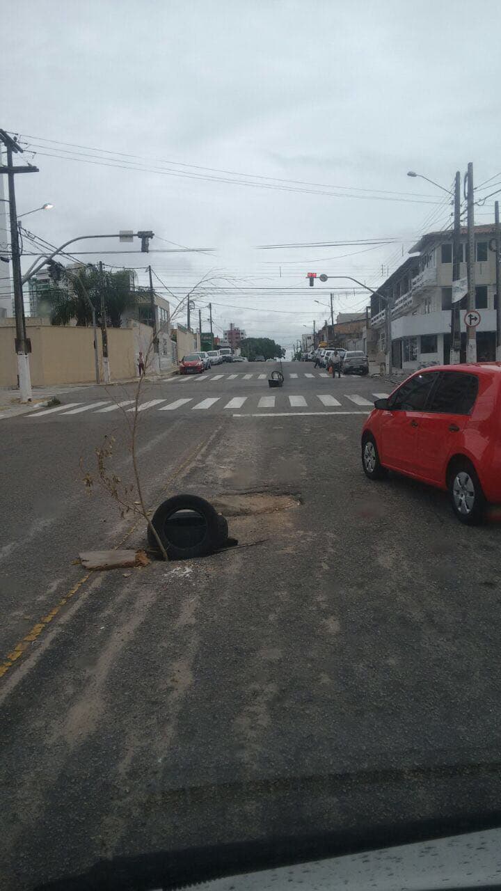 FOTO: Dois buracos na Avenida dos Potiguares, em Natal, causam transtornos ao trânsito
