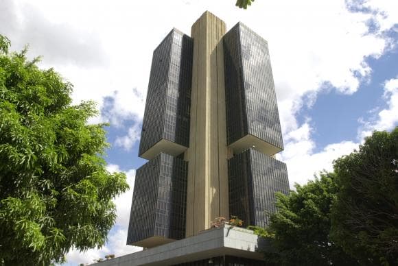 Economistas esperam desdobramentos da crise política para mudar projeções sobre o Brasil