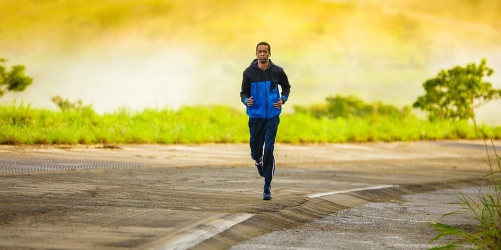 Andar apenas 25 minutos por dia pode evitar a demência e retardar seus efeitos, segundo estudo