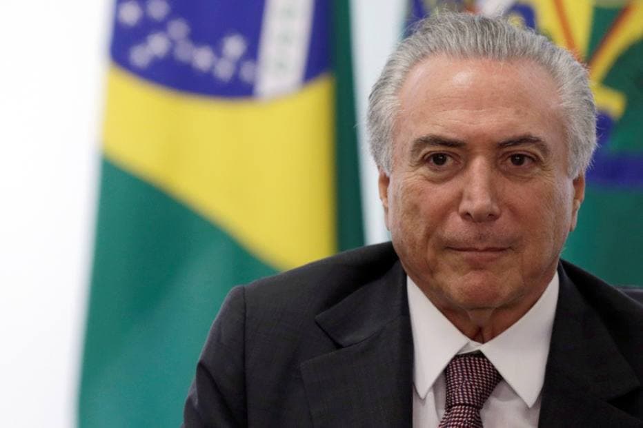 Aos gritos de ‘Temer eu te amo', mulher passa mal na entrada do Planalto