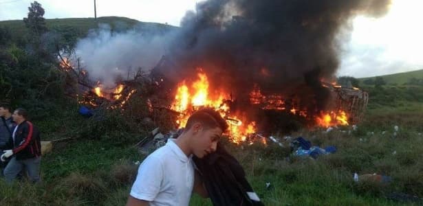 TRAGÉDIA-(FOTOS): Acidente envolvendo ônibus, carreta e ambulâncias deixa pelo menos 15 mortos no ES