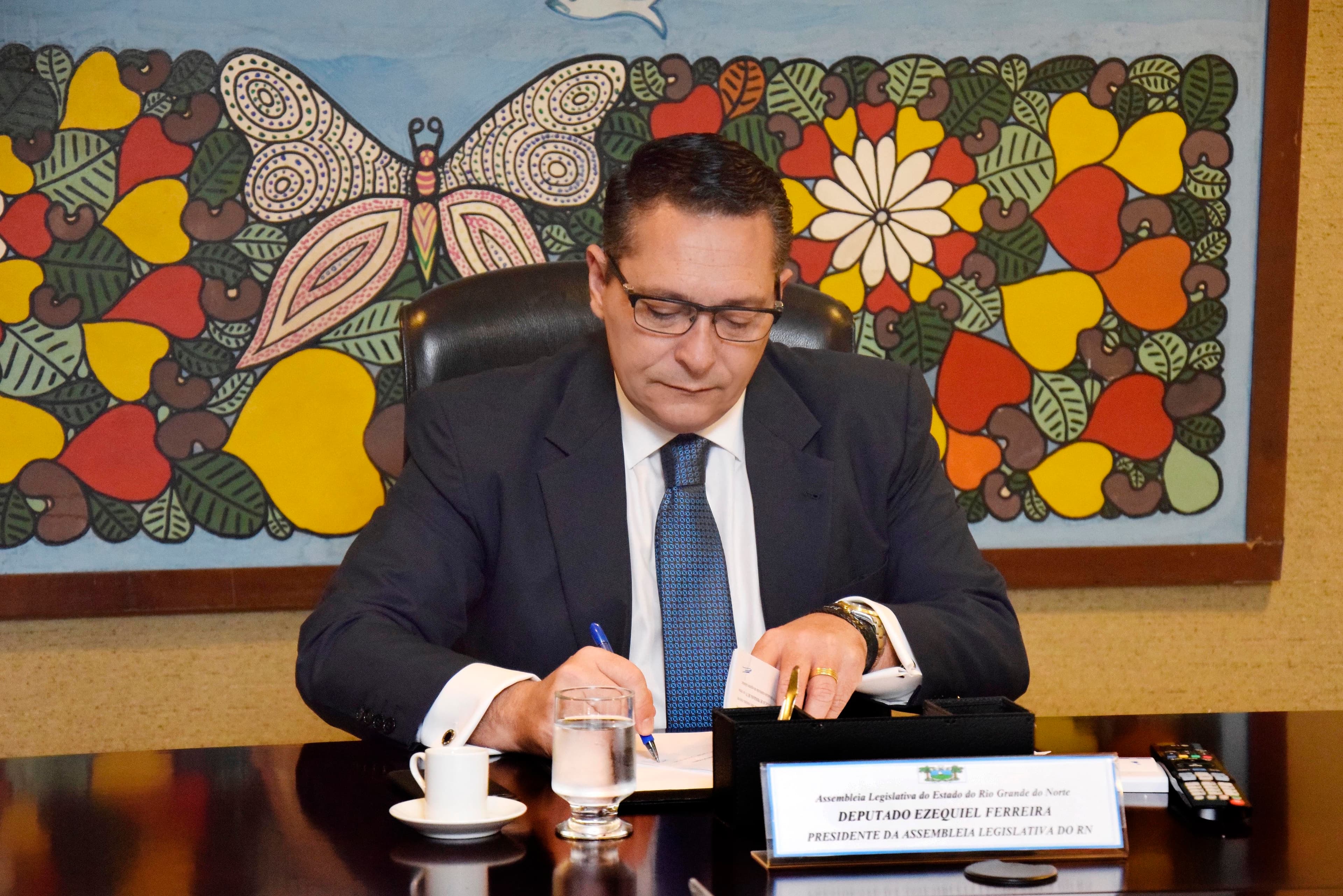Presidente Ezequiel firma parceria com Ampern para programa na TV Assembleia