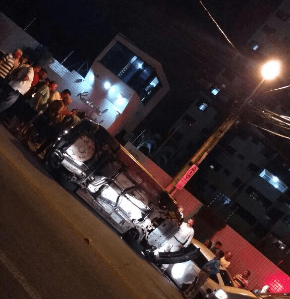 FOTO: Soldado da PM capota carro na Jaguarari e vem a óbito
