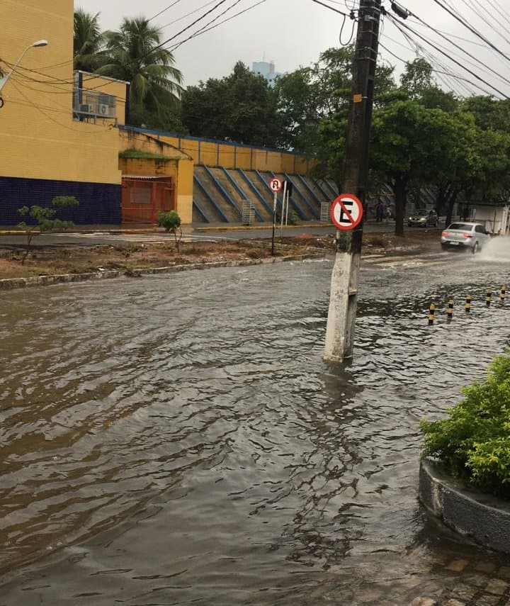 VIAS ALAGADAS - (FOTOS): Veja situação do trânsito em Natal com transtornos das chuvas