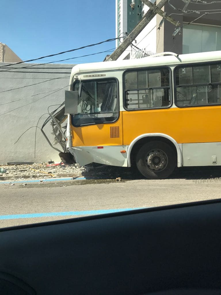 FOTOS: Após colisão, motorista perde controle de ônibus e bate violentamente em poste na Hermes da Fonseca