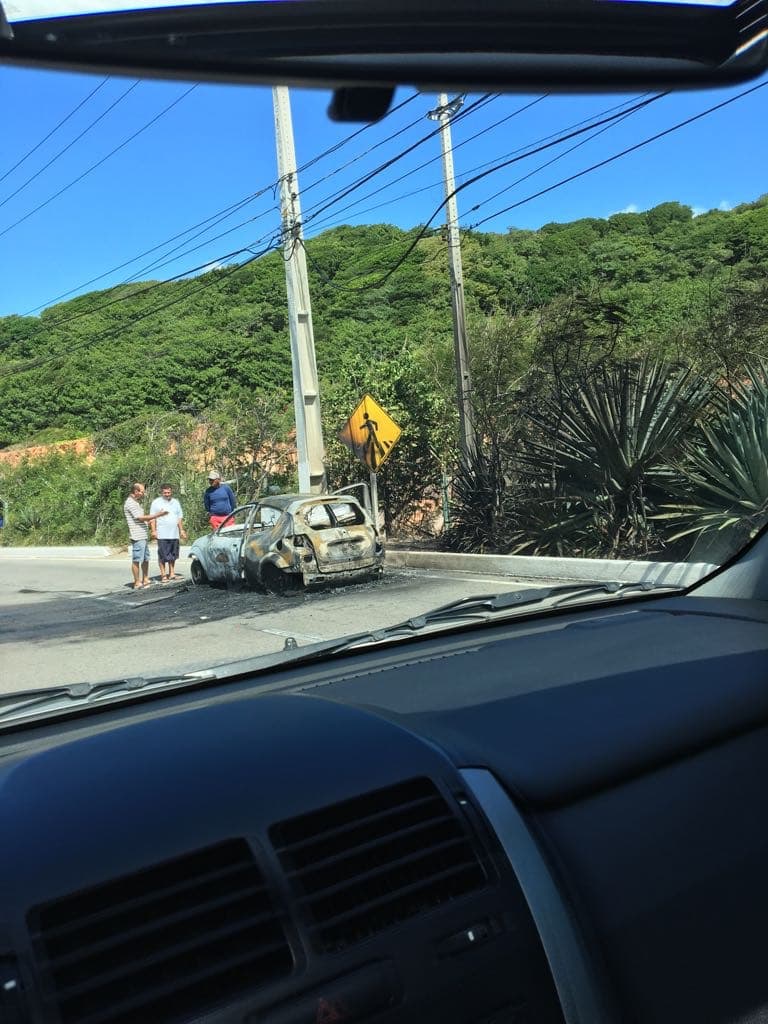 FOTO: Carro incendiado é encontrado na Via Costeira