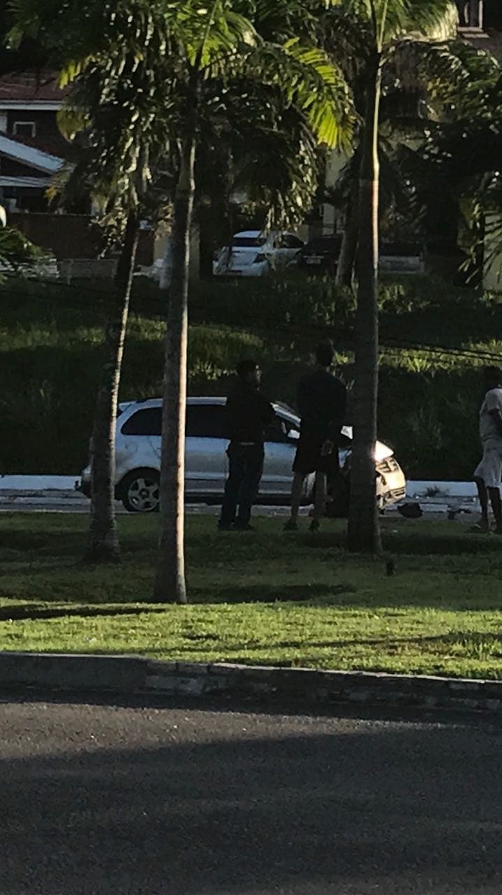 FOTO: veículo colide em poste na Av. Roberto Freire