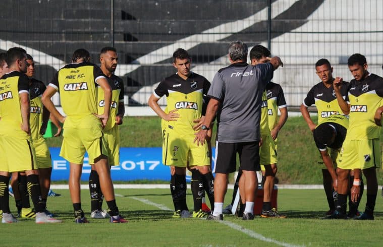 Confira os 20 relacionados por Geninho para o jogo do ABC contra o Santa Cruz/PE neste sábado