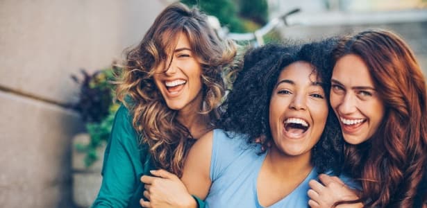 Amigos são mais importantes para saúde e bem-estar que família, diz estudo