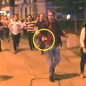 FOTO: Homem não larga seu chope ao fugir de atentado e vira símbolo de resistência, destaca portal