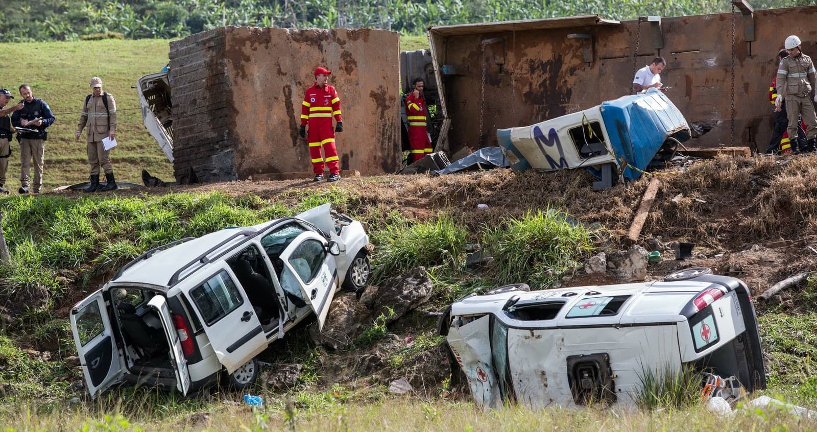 Acidente entre duas ambulâncias, ônibus e carreta deixa 21 mortos na BR-101 em Guarapari no Espírito Santo