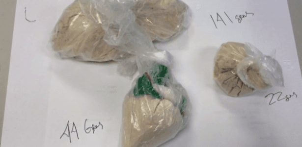FOTO: Garoto de 11 anos flagra pai com R$ 28 mil em drogas e o entrega à polícia
