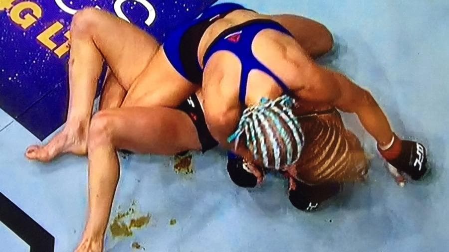 DEU "M" - (FOTO): Lutadora do UFC sofre "acidente intestinal" após escapar de finalização