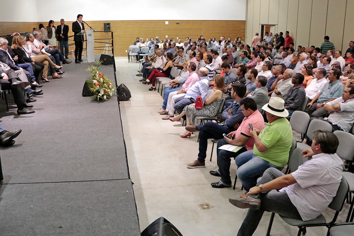 Governo entrega mais 56 veículos refrigerados e kits para a agricultura familiar