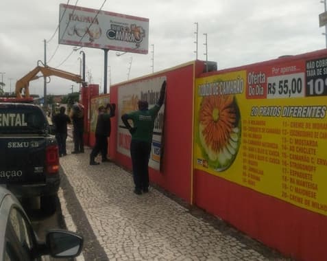 FOTO: Semurb remove publicidade irregular da área ‘non aedificandi’ de Ponta Negra