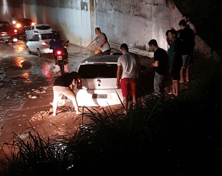 FOTOS: Chuvas derrubam árvore na Hermes e cobre carro de lama em Neópolis