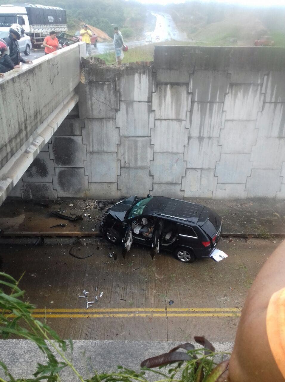 VÍDEOS: Grave acidente no prolongamento da Prudente de Morais; veículo derruba mureta e cai em túnel
