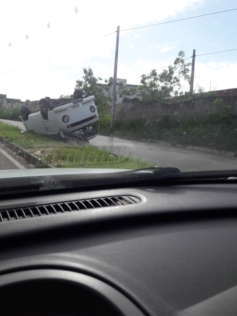 FOTO: Acidente resulta em capotamento de Kombi na Olavo Montenegro, em Nova Parnamirim