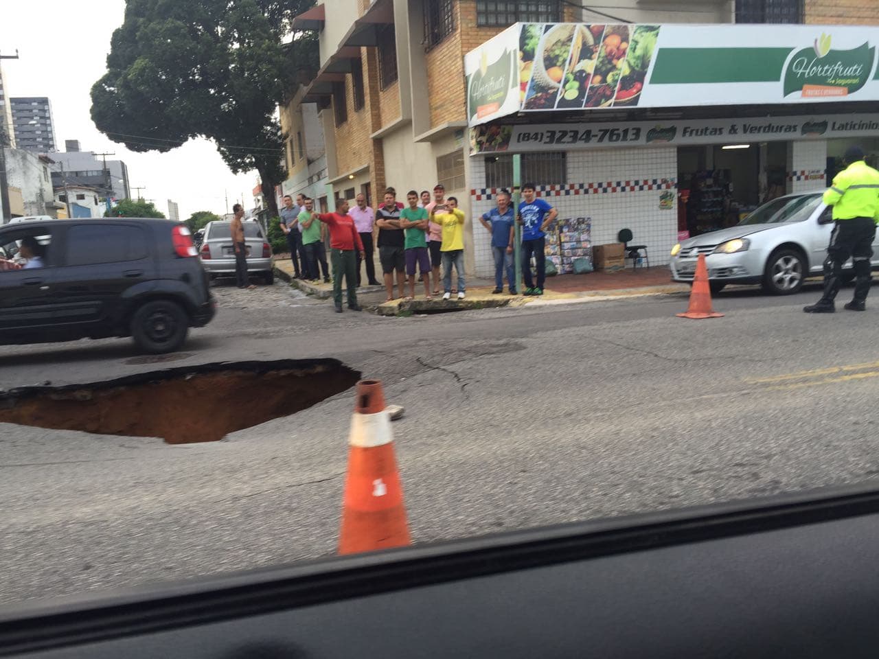 FOTOS: Cratera se abre na Jaguarari